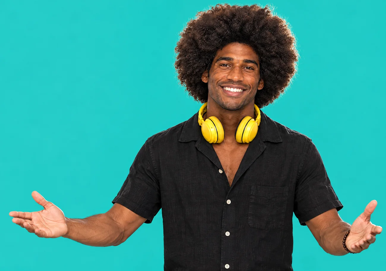 ADSON, el anfitrión de la radio, con los brazos abiertos